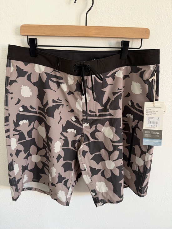 Vuori Other - Vuori Men's Floral Camo Board Shorts - Black & Taupe